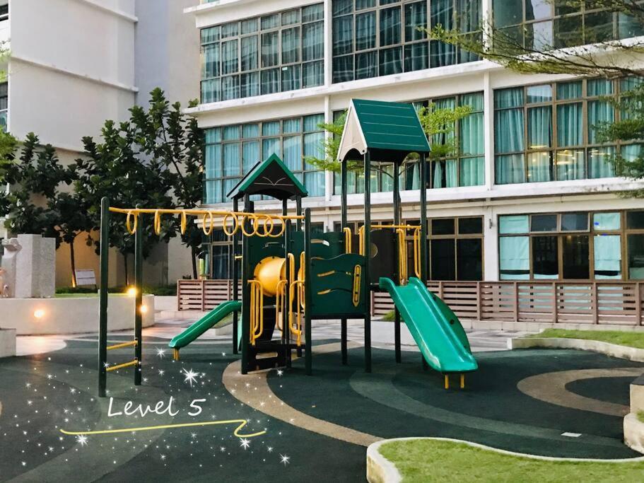 Palazio Mount Austin 2Br Studio Pool View With Tv Box-3 Plus 1 Pax C2-07 Johor Bahru Kültér fotó